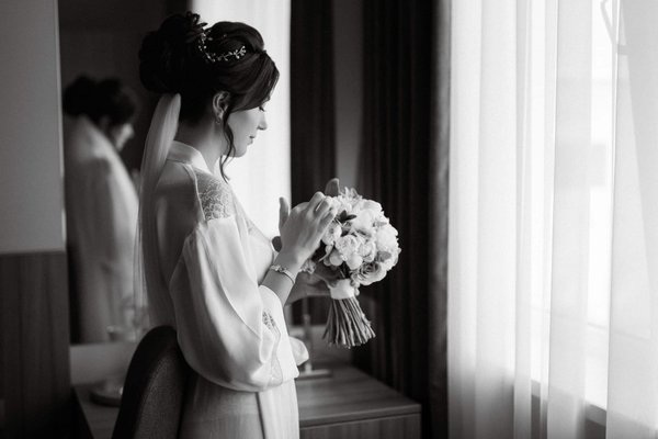 How does one set up a UK limited company for freelance consulting, and what are the tax benefits?